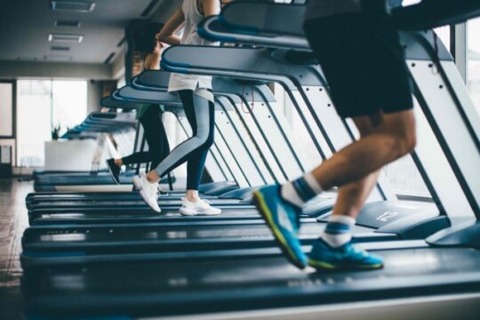 Imagen conceptual de carrera en cinta de correr como parte del entrenamiento de resistencia